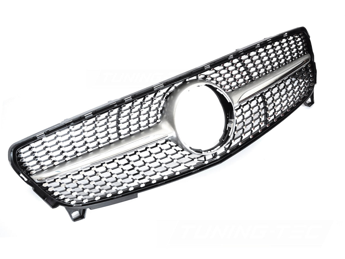 Grill til Mercedes A-Klasse W176 15-18 i sølv/krom sett rett forfra på hvit bakgrunn.