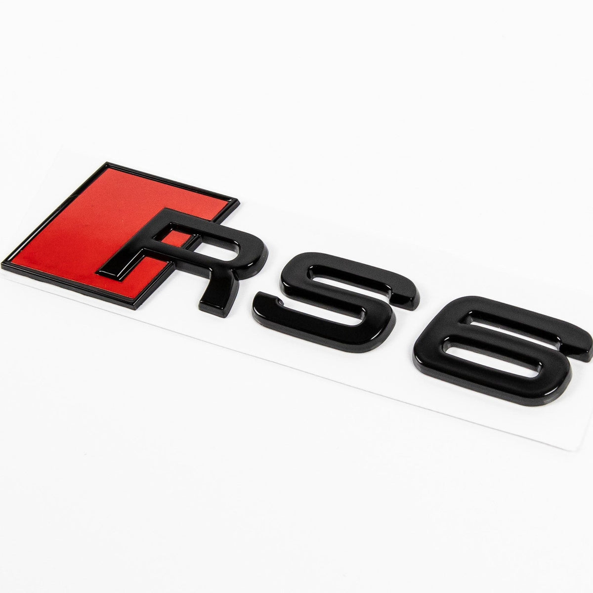 Emblem/logo til Audi RS6 Sport i Black Edition med svart, rød og blank finish for bakluke eller sideskjerm
