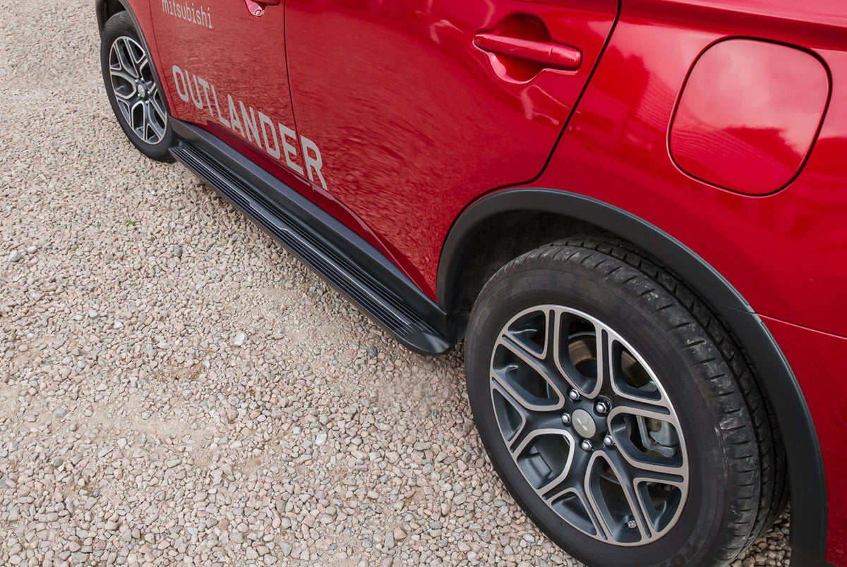 Stigtrinn Ventshield til Mitsubishi Outlander III 2012-2022 i svart aluminium og ABS