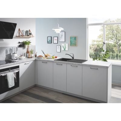 Grohe K400 svart granitt kjøkkenvask montert ved nedfelling i benkeplate