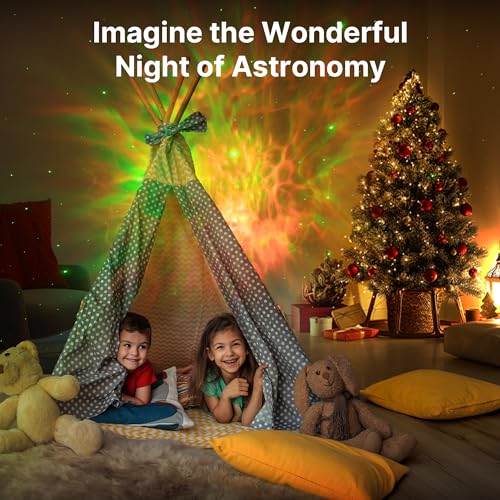 Astronaut Lampe projiserer stjernehimmel mens to barn leker i tipitelt, omgitt av kosedyr og juletre.