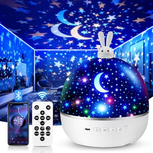 Nattlampe med blå og hvit stjernekuppel, liten kaninfigur på toppen, fjernkontroll og smarttelefon ved siden av.