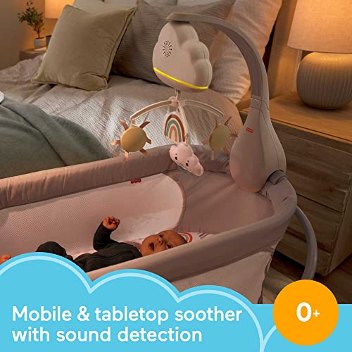 Babymobil Med Musikk montert på sprinkelseng, skyformet lampe og myke urofigurer over sovende baby.