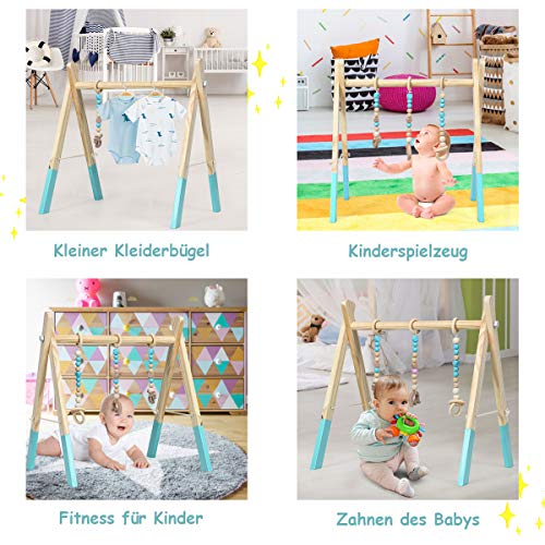 Babygym i tre med blå ben brukes av babyer til lek, utforskning og motorisk utvikling, tysk tekst vises.
