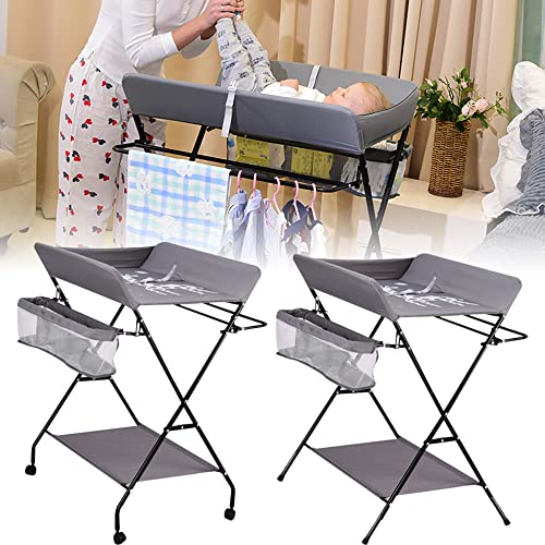 Sammenleggbar Stellebord med grått trekk, sorte metallben, nettinglommer og hylle, vist med baby i bruk.