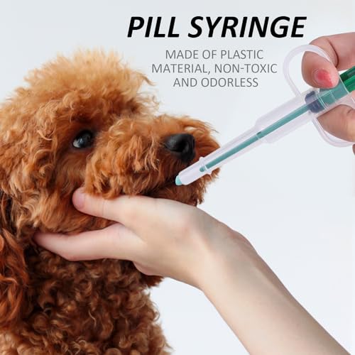 Dyremedisindispenser brukes til å gi en hund medisin med gjennomsiktig sprøyte med grønn stempel i munnen.