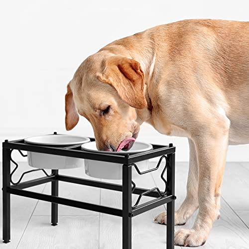 Hundeskåler Med Stativ, to hvite keramikkboller i svart metallstativ, lysebrun hund spiser fra den ene.