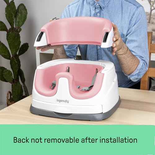 Baby Stol i plast med rosa og hvite deler, en person monterer ryggstøtte på setet, sett forfra.