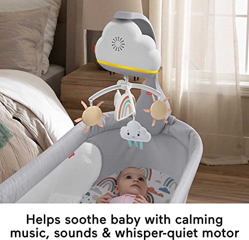 Fisher-price Babymobil i grått og hvitt med skyer og soler, festet til sprinkelseng over liggende baby.