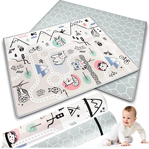 Lekematte Baby med fargerikt kartmotiv, grått sekskantmønster og baby som sitter på matten, detaljert visning.