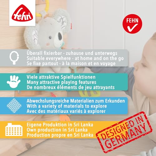 Vognleke spiral med koala henger over barn på lys treflate, omgitt av fargerik infotekst på tre språk.