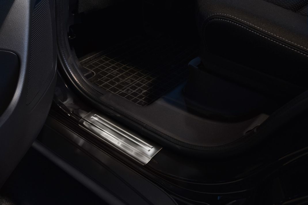 Avisa dørbeskytter til Mitsubishi Outlander III / Exclusive – satin stål overflate