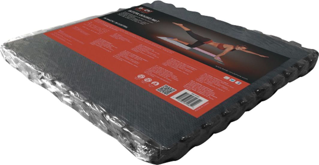 Treningsmatte i grå skumplast, pakket i plast med etikett, produktinformasjon og treningsbilde på toppen.