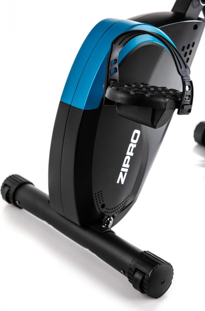 Treningssykkel pedal med justerbar plastrem, sett fra siden, delvis ramme i sort og blå med ZIPRO-logo.