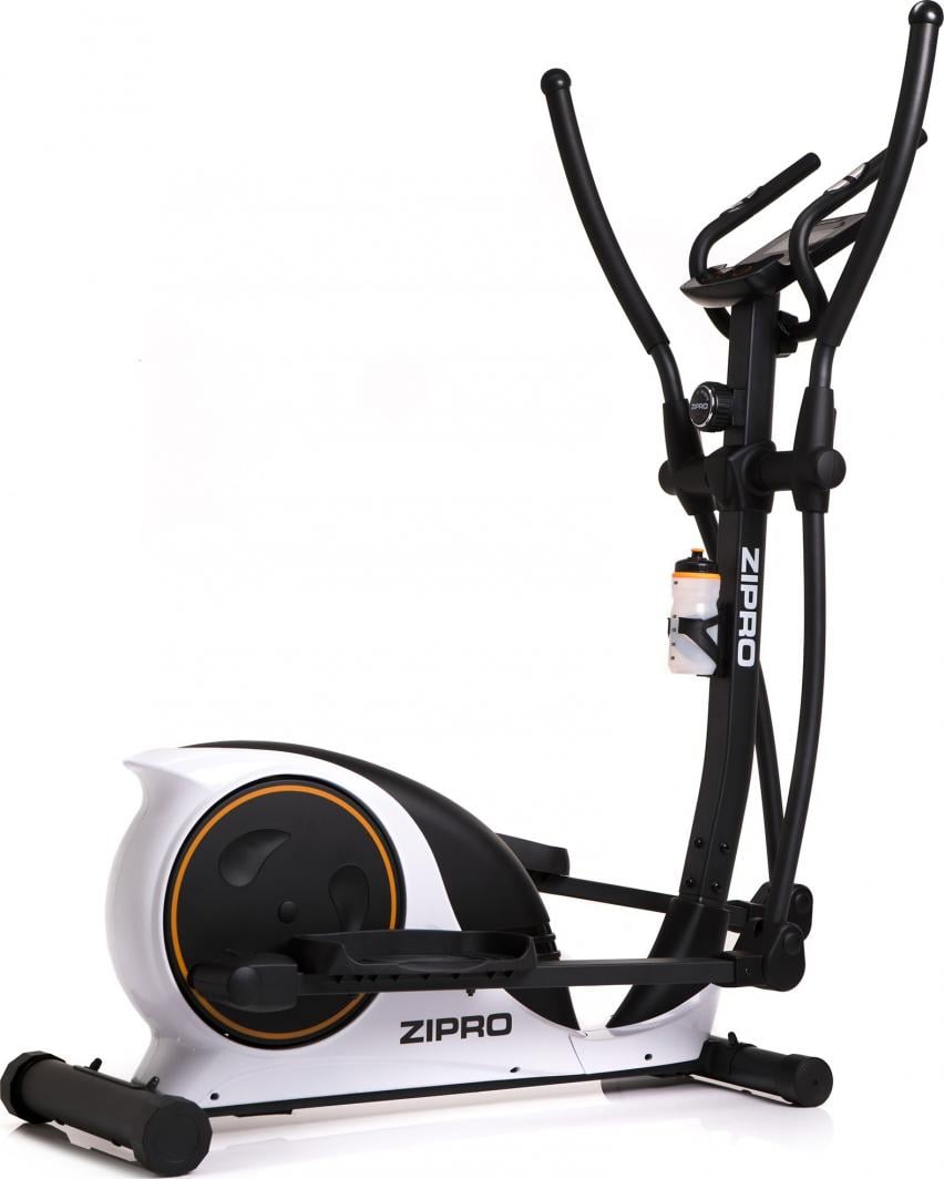 Ellipsemaskin i sort og hvitt med oransje detaljer, sett fra siden med synlige pedaler, håndtak og flaskeholder.