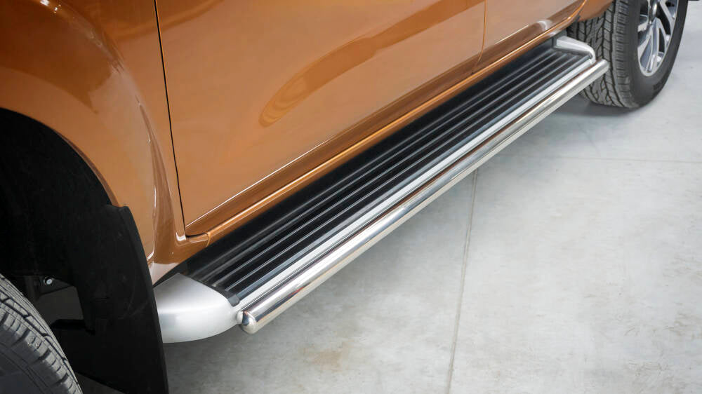 Stigtrinn Steeler til Nissan Navara IV (NP300) i polert krom, rustfritt stål og enkel montering