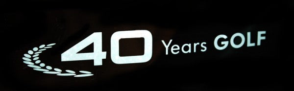 Originalt Volkswagen emblem for Vw 40 YEARS White i hvit ABS, montert på innervinduet
