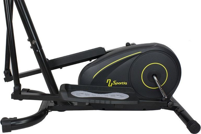 Orbitrek ellipsemaskin i sort med gule og grå detaljer, sett fra siden med pedal, drev og ramme synlig.