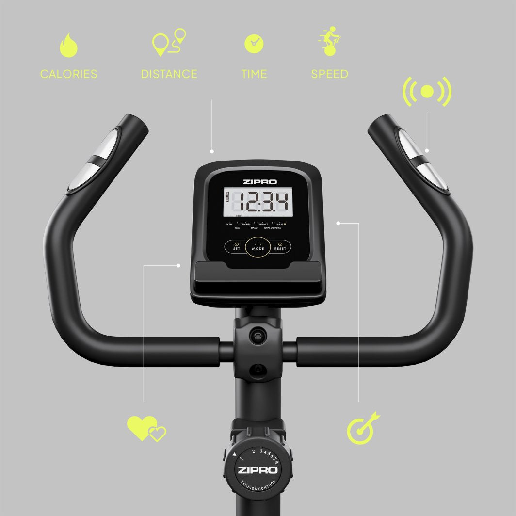 Treningssykkel med svart styre, digital skjerm som viser treningsdata og sølvfargede sensorer på håndtakene.