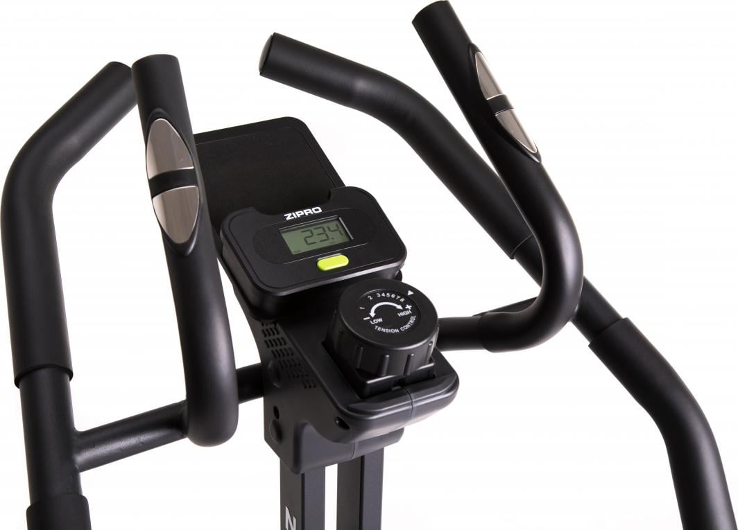 Crosstrainer med sorte håndtak, sølvfargede sensorer og digital skjerm sett ovenfra, fokus på styre og display.