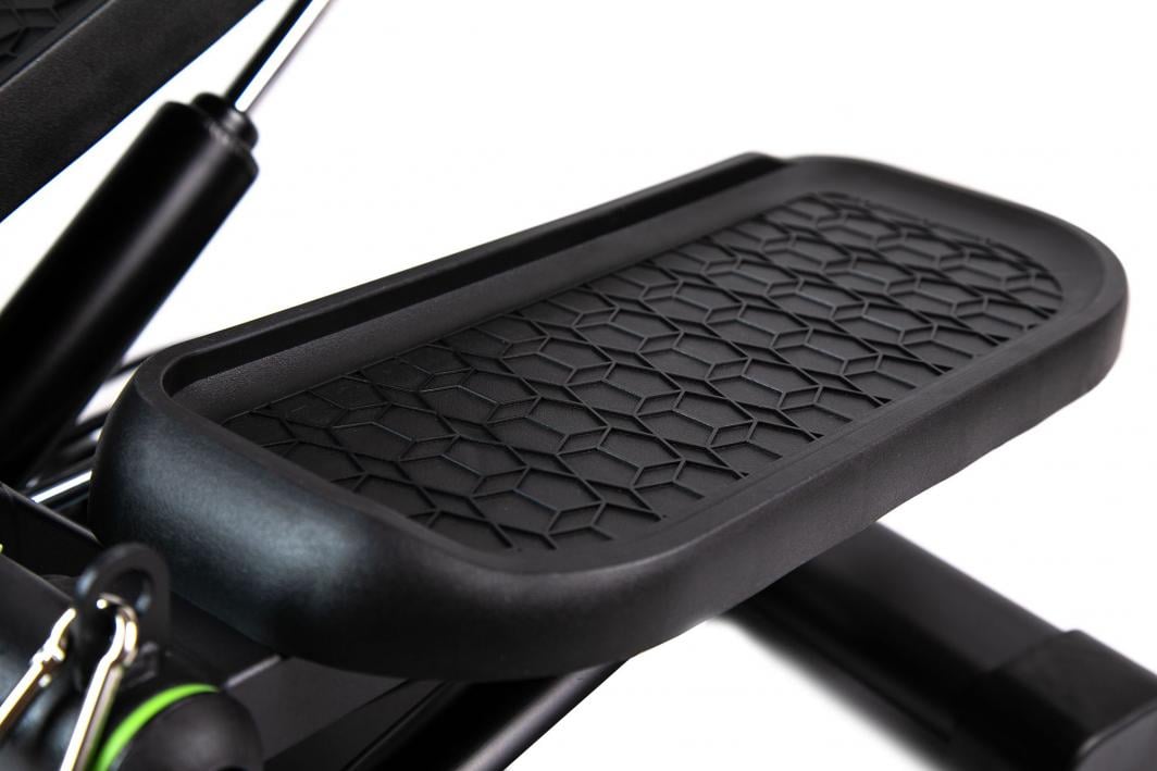 Stepmaskin med sort, strukturert gummipedal sett fra siden, viser mønstret overflate og robust kant.