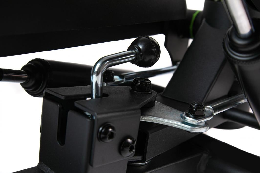 Stepper Trening detaljbilde av sort reguleringsmekanisme med krommet spak, sorte knotter og synlige bolter.