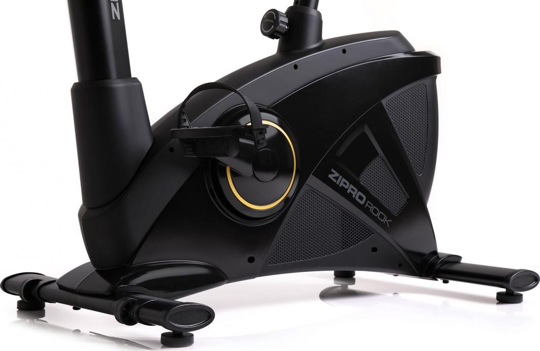 Trimsykkel i sort med gule detaljer, sett fra siden, pedal og base synlige, ZIPRO ROOK-logo på rammen.