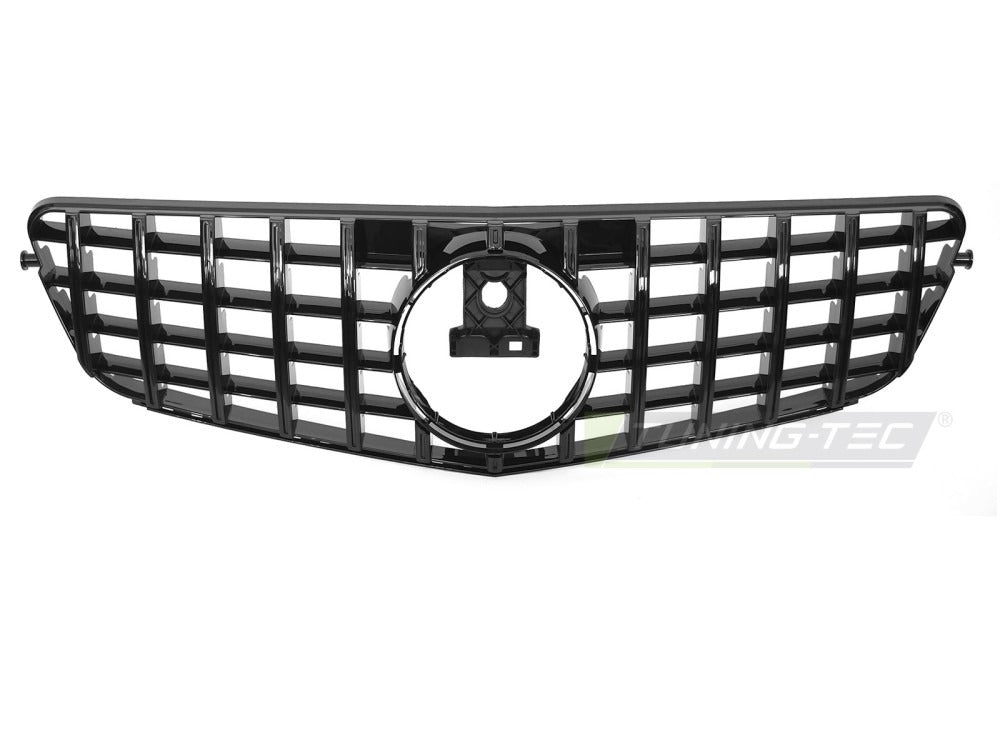 Detaljbilde av Grill C-Klasse W204 07-14 sort med lamellstruktur og emblemfeste.