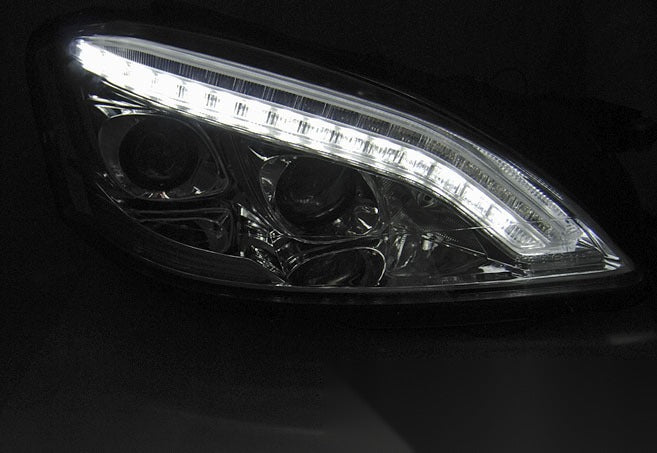 Detaljbilde av frontlykter-par til Mercedes W221 05-09.