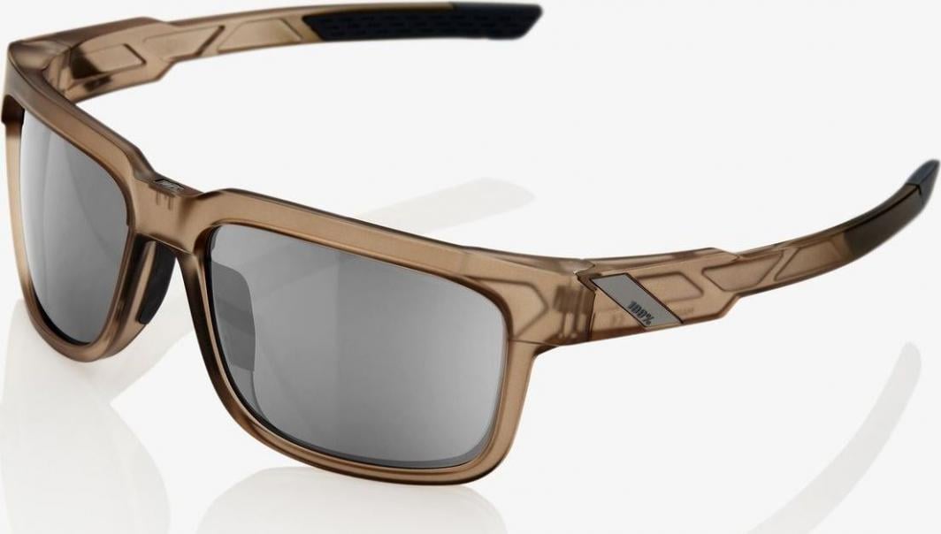 Solbriller med rektangulært design, brune transparente innfatninger og mørke glass sett fra skrå vinkel.