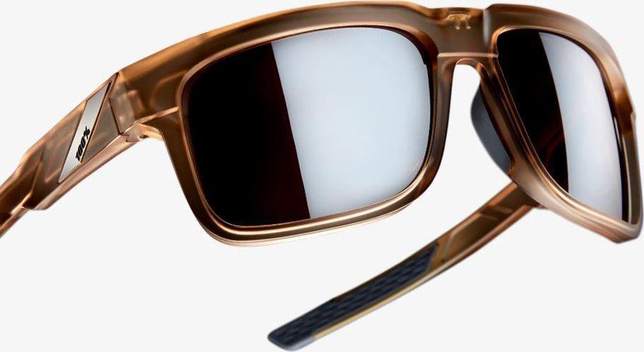 Løpebriller med brune rektangulære plastinnfatninger, mørke glass og synlig logo på stangen, sett fra skrå vinkel.