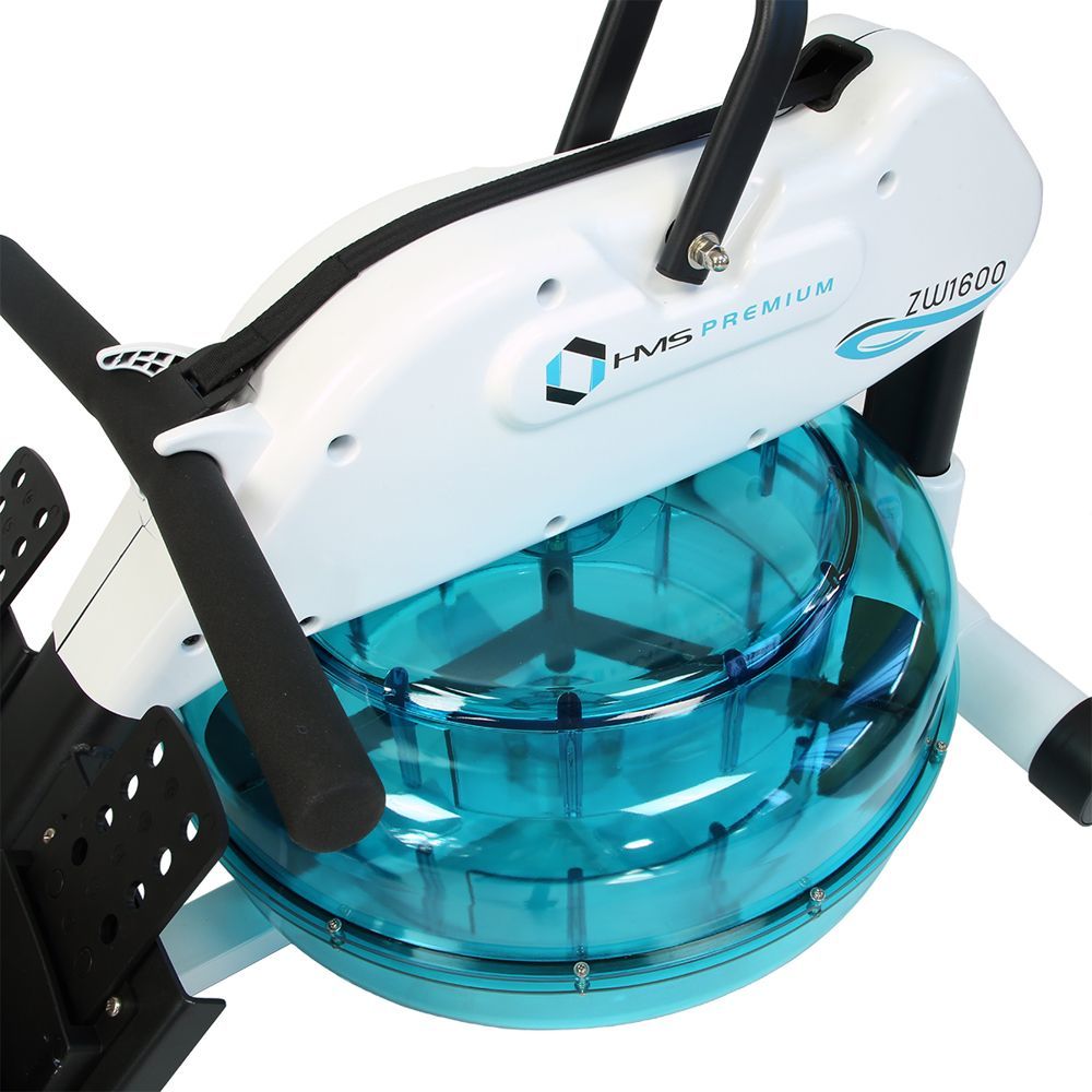 Water Rower med hvit og sort ramme, blå vanntank og sorte fotholdere, sett skrått ovenfra med fokus på detaljer.