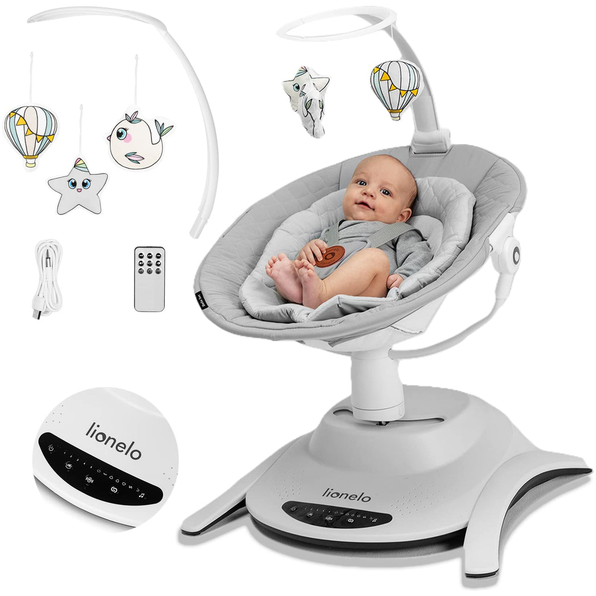 Babyhuske i lys grå med baby sittende, justerbar bøyle, hengende figurer, kontrollpanel og fjernkontroll vises.