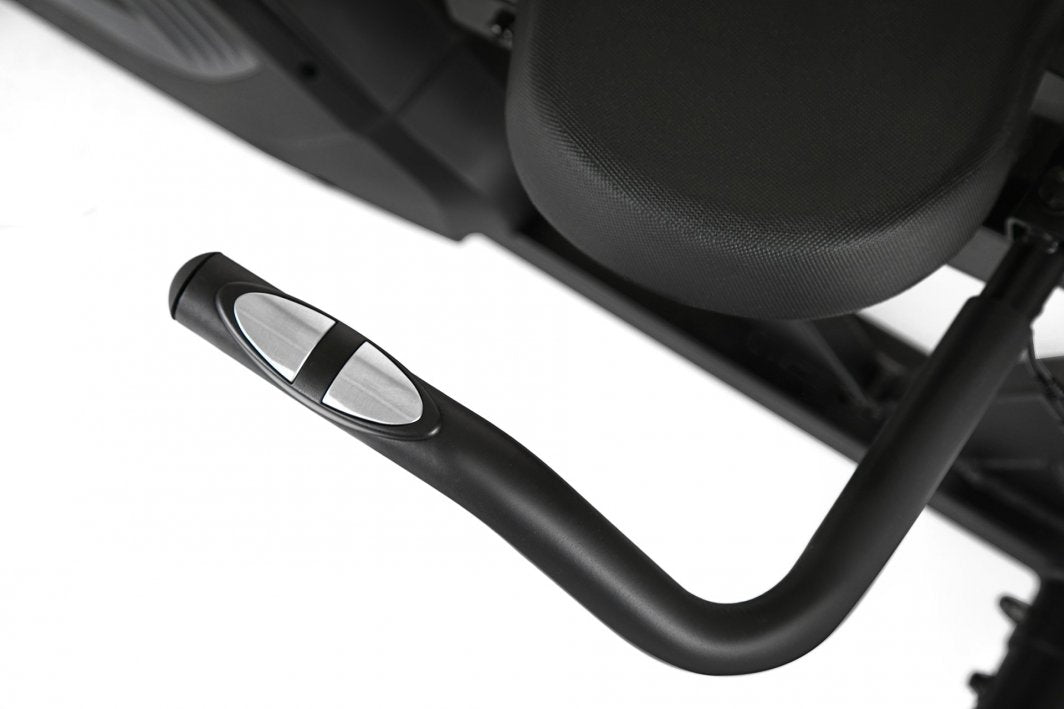 Trimsykkel For Eldre med sort håndtak og sølvfargede sensorer, sett ovenfra sammen med en del av setet.