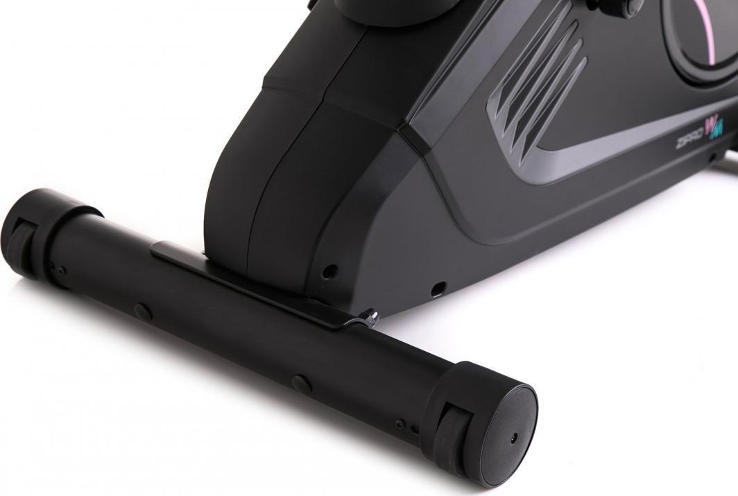 Treningssykkel med sort metallunderstell, grå detaljer og runde endestykker, sett fra siden.