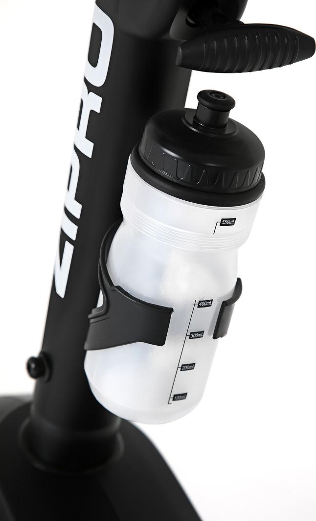 Treningssykkel med gjennomsiktig plastflaske i flaskeholder, sort lokk og tydelig målemerking, sett fra siden.