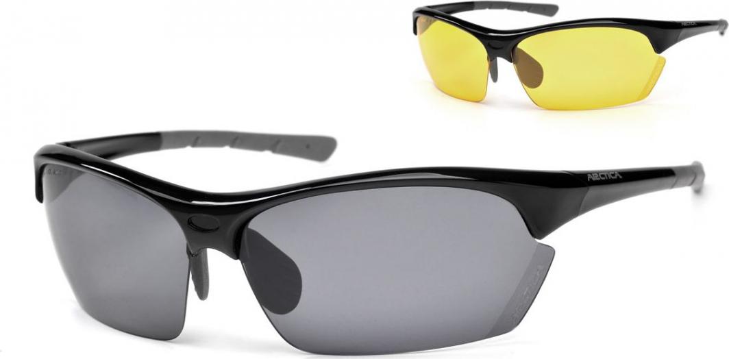 Sportsbriller med halvramme i sort plast, ett par med mørke glass og ett par med gule glass, sett fra siden.