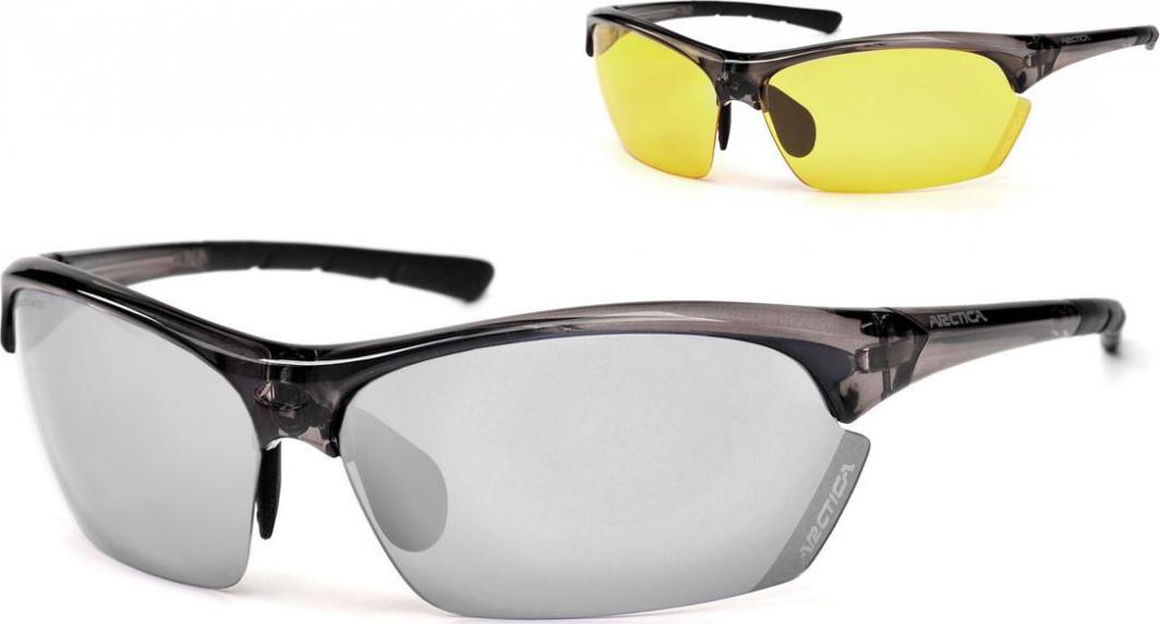 Sportsbriller i plast, ett par med speilglass og ett med gule glass, begge halvgjennomsiktige, skrå front.