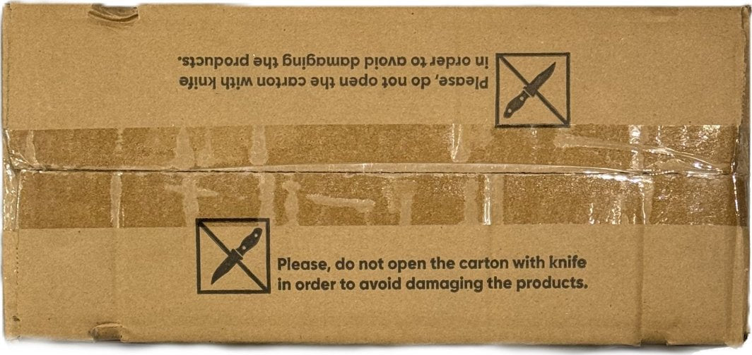 Hantler settet leveres i en brun pappeske sett ovenfra, forseglet med tape og advarsel mot bruk av kniv.