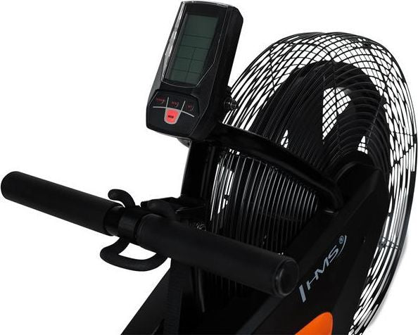 Romaskin Trening med svarte håndtak, digital skjerm og stor viftemekanisme sett fra skrå vinkel forfra.