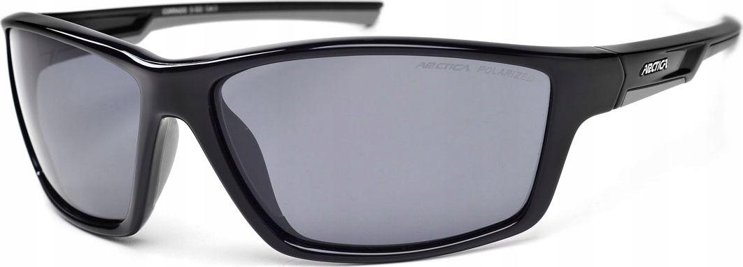 Sportsbriller med sorte innfatninger, grå polariserte glass og synlig logo på stangen, sett fra skrå vinkel.