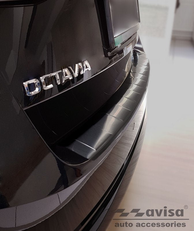 Avisa bakfangerbeskytter til Skoda Octavia IV Stasjonsvogn – rustfritt stål svart børstet