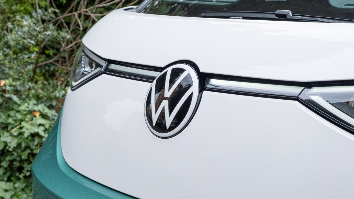 Emblem/logo til Vw front ID.Buzz > Pure White / Schwarz Edition i hvit og svart, montert på frontpanseret