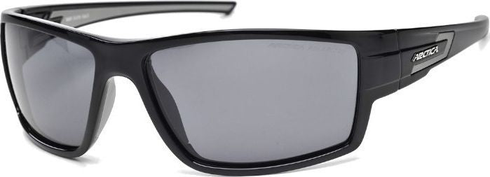 Solbriller med svart innfatning og mørke glass, sett fra skrå vinkel foran, logo synlig på stangen.