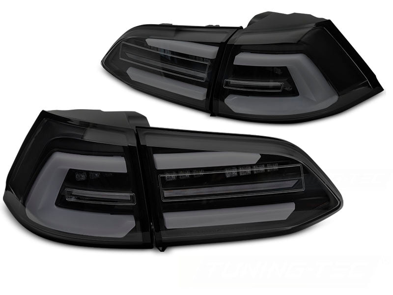 Baklykter LED Black Smoke Sequential til VW Golf 7 SW 13-17 sett rett bakfra på hvit bakgrunn.
