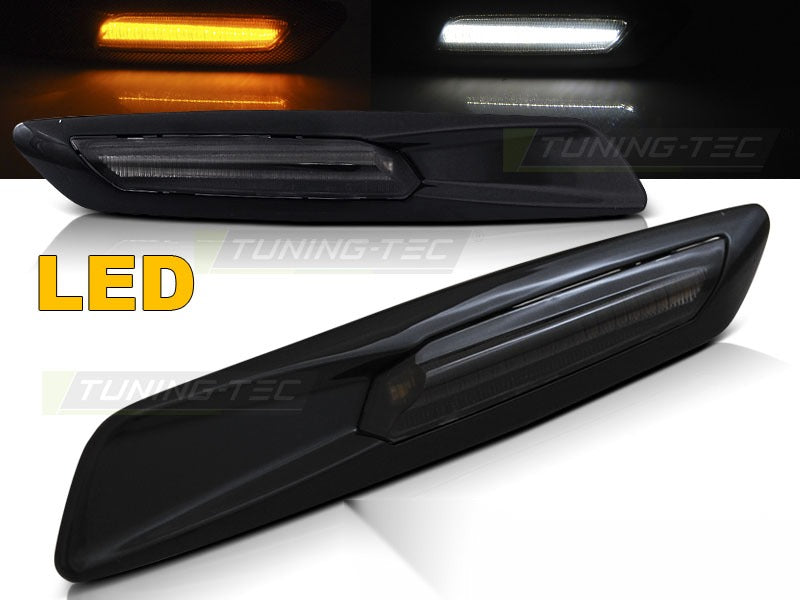 Sidemarkeringslys Smoke Glossy Black LED F10 Style til BMW E60/E61 03-10 sett rett bakfra på hvit bakgrunn.