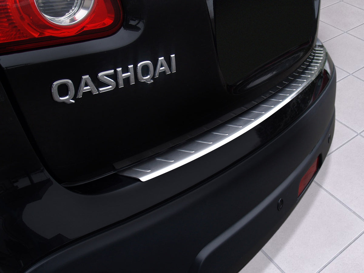 Avisa bakfangerbeskytter til Nissan Qashqai (J10) – sølv børstet materiale