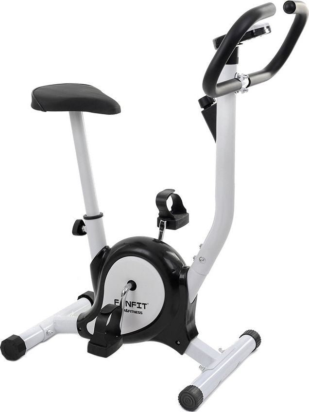 Trimsykkel i sort og hvitt metall med justerbart sete, pedaler med stropper og store buede håndtak.