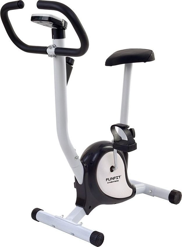 Trening Sykkel i svart og hvit metall med justerbart sete, buet styre og pedal med fotstropp, sett skrått forfra.