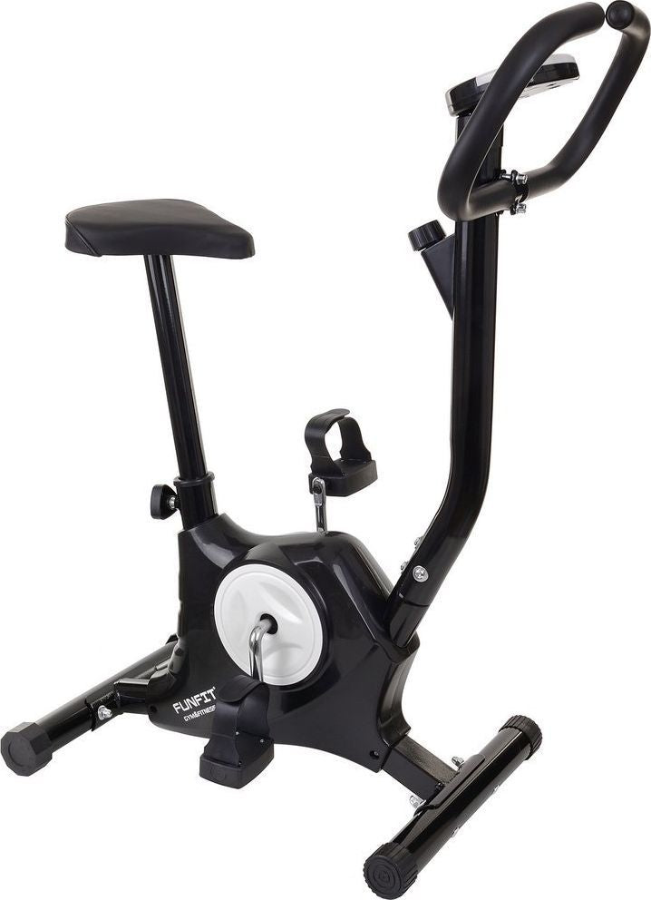 Trening Sykkel i sort med hvite detaljer, justerbart sete, pedaler med stropper og buet styre, sett fra siden.